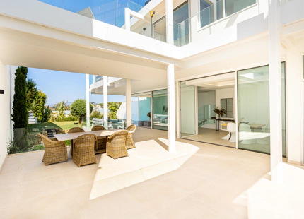 NARA MARBELLA: Exclusivo conjunto de 8 villas de lujo en Valdeolletas, Marbella, con piscina privada y vistas al mar