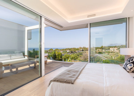 NARA MARBELLA: Exclusivo conjunto de 8 villas de lujo en Valdeolletas, Marbella, con piscina privada y vistas al mar