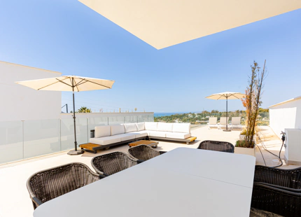 NARA MARBELLA: Exclusivo conjunto de 8 villas de lujo en Valdeolletas, Marbella, con piscina privada y vistas al mar