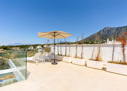 NARA MARBELLA: Exclusivo conjunto de 8 villas de lujo en Valdeolletas, Marbella, con piscina privada y vistas al mar
