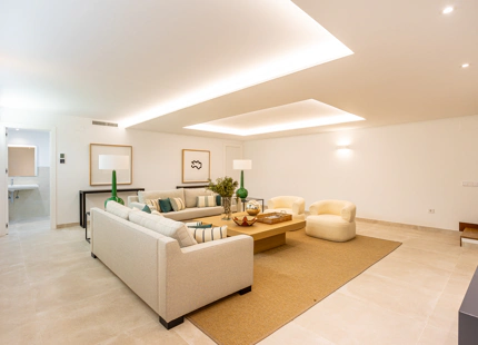 NARA MARBELLA: Exclusivo conjunto de 8 villas de lujo en Valdeolletas, Marbella, con piscina privada y vistas al mar