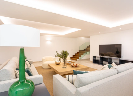 NARA MARBELLA: Exclusivo conjunto de 8 villas de lujo en Valdeolletas, Marbella, con piscina privada y vistas al mar