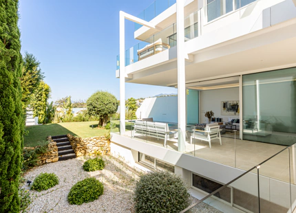 NARA MARBELLA: Exclusivo conjunto de 8 villas de lujo en Valdeolletas, Marbella, con piscina privada y vistas al mar