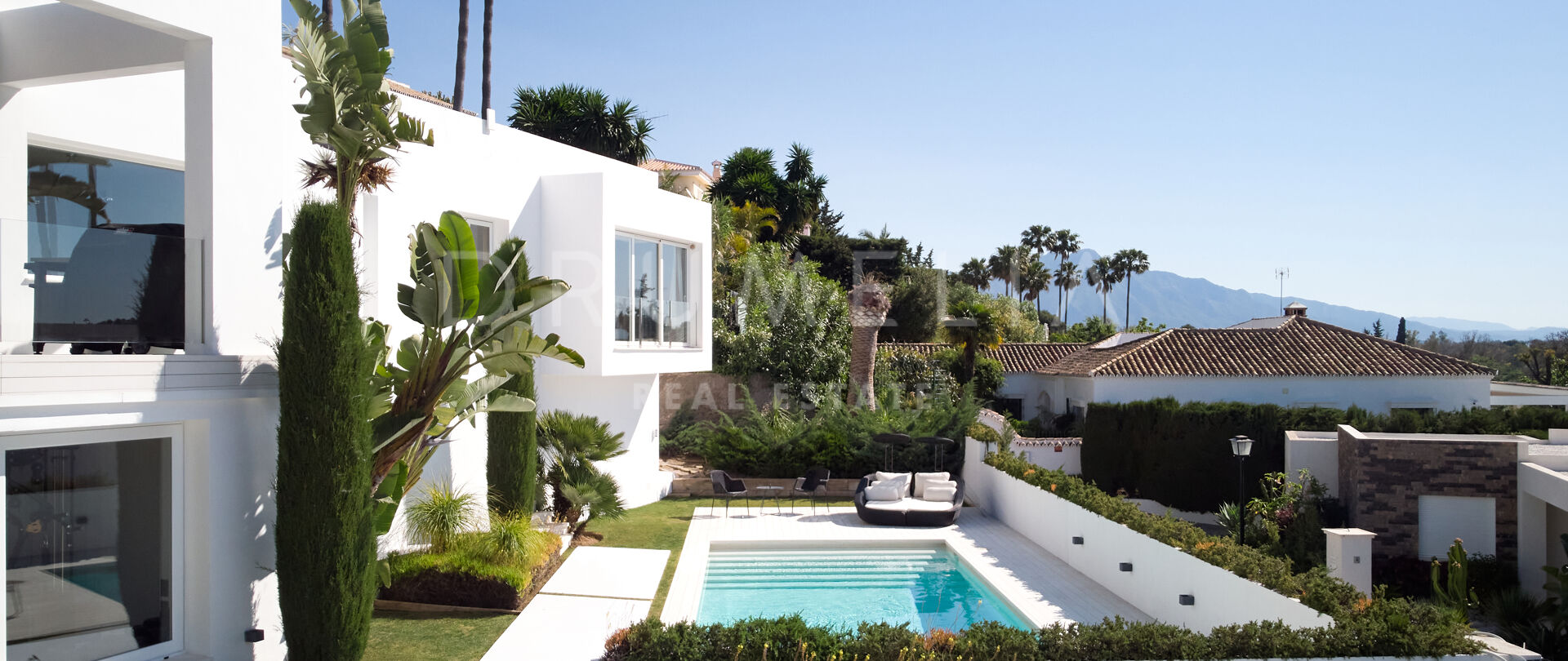 Stijlvolle en moderne luxe villa vlakbij golfbaan in El Paraiso, Benahavis
