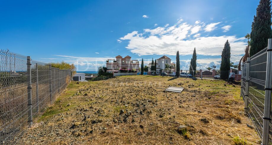 Terrain avec vue sur la mer et les montagnes à vendre à Los Flamingos Golf Resort, Benahavis.