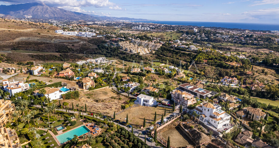 Terrain avec vue sur la mer et les montagnes à vendre à Los Flamingos Golf Resort, Benahavis.