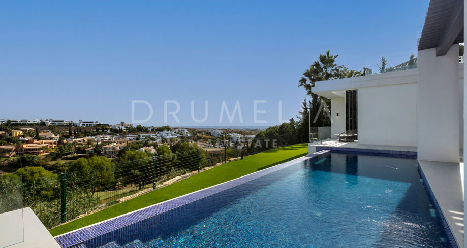 Preciosa villa moderna en primera línea de golf con vistas panorámicas en La Alquería, Benahavís