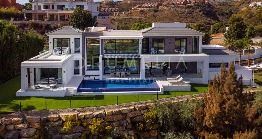 Preciosa villa moderna en primera línea de golf con vistas panorámicas en La Alquería, Benahavís