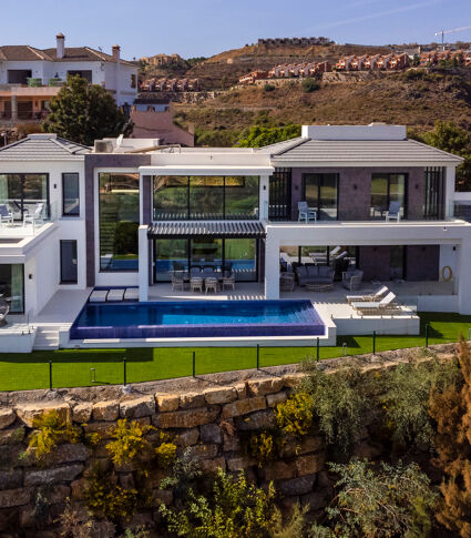 Wunderschöne moderne Golfvilla in erster Linie mit Panoramablick in La Alqueria, Benahavis