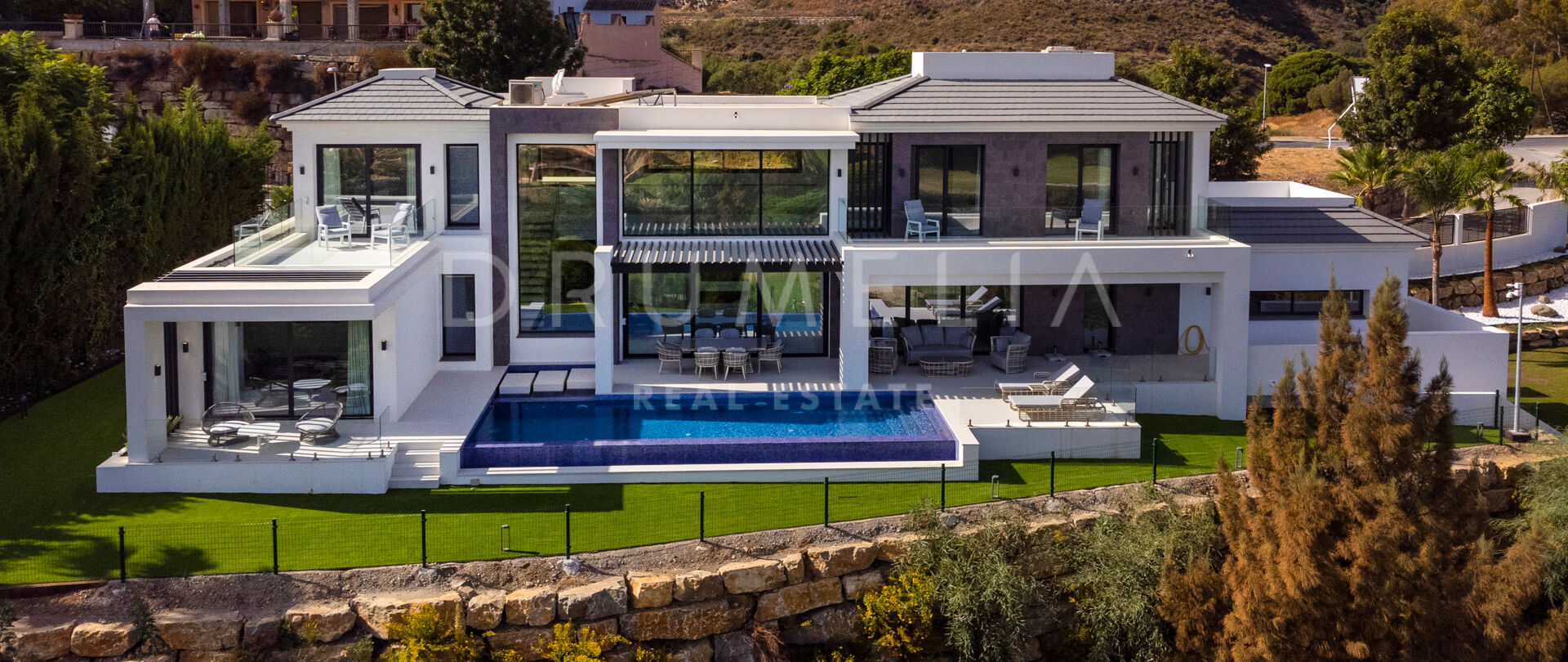 Frontline golf, imposing modern luxury villa with amazing panoramic views in La Alqueria, Benahavís