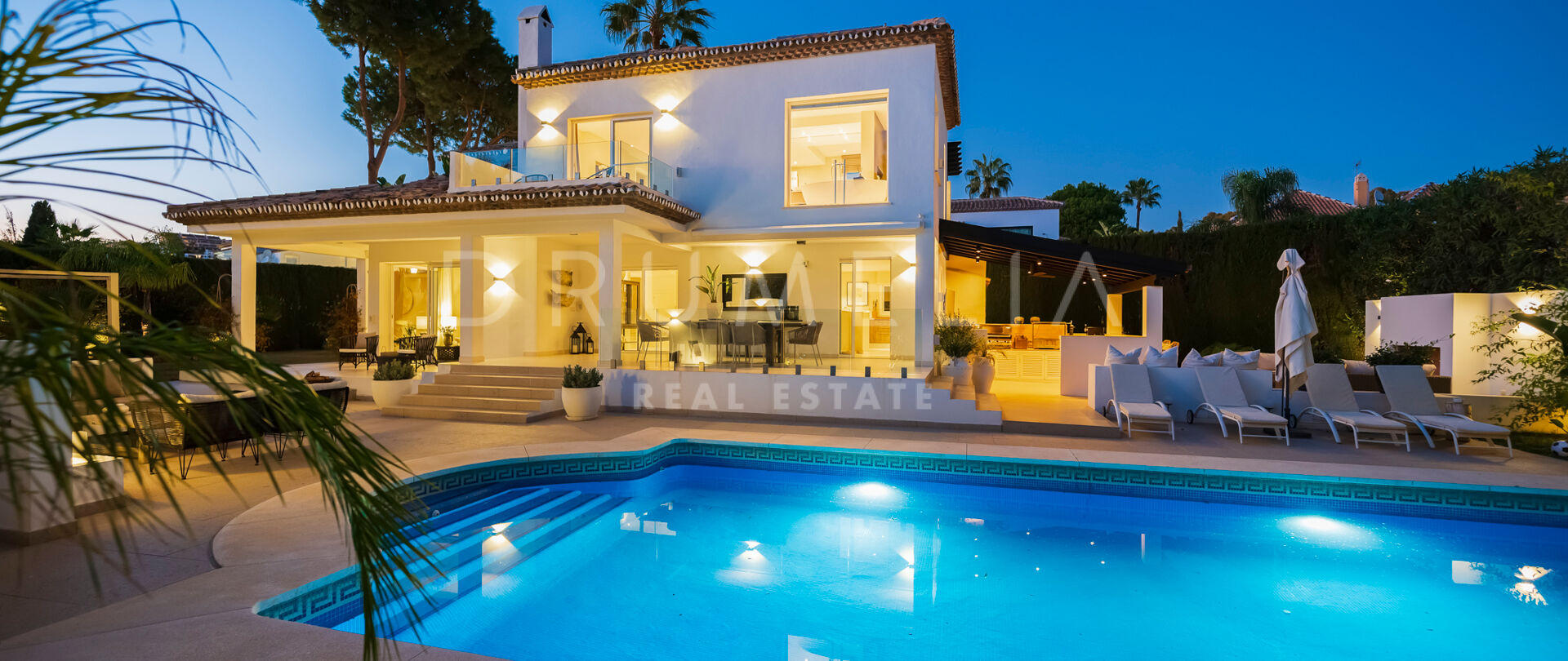 Villa im andalusischen Stil mit moderner und luxuriöser Einrichtung im Marbella Country Club