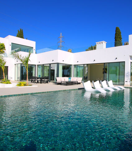 Moderne gloednieuwe elegante luxe villa met panoramisch zeezicht te koop in El Rosario, Marbella Oost