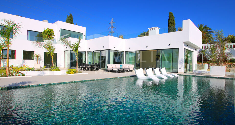 Moderne brandneue elegante Luxusvilla mit Panoramablick auf das Meer in El Rosario, Marbella Ost zu verkaufen