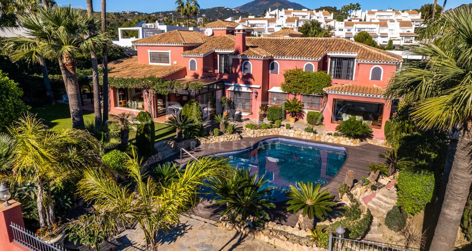 Splendid villa for sale in the heart of the Golf Valley, Nueva Andalucia, Marbella