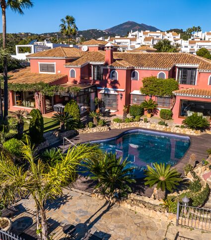 Splendid villa for sale in the heart of the Golf Valley, Nueva Andalucia, Marbella