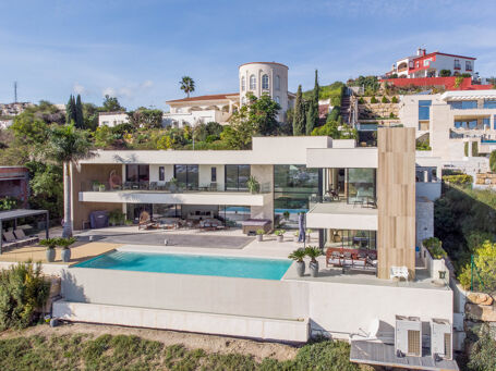 Moderna villa de lujo en primera línea de golf con vistas al campo de golf y al mar en La Alquería.