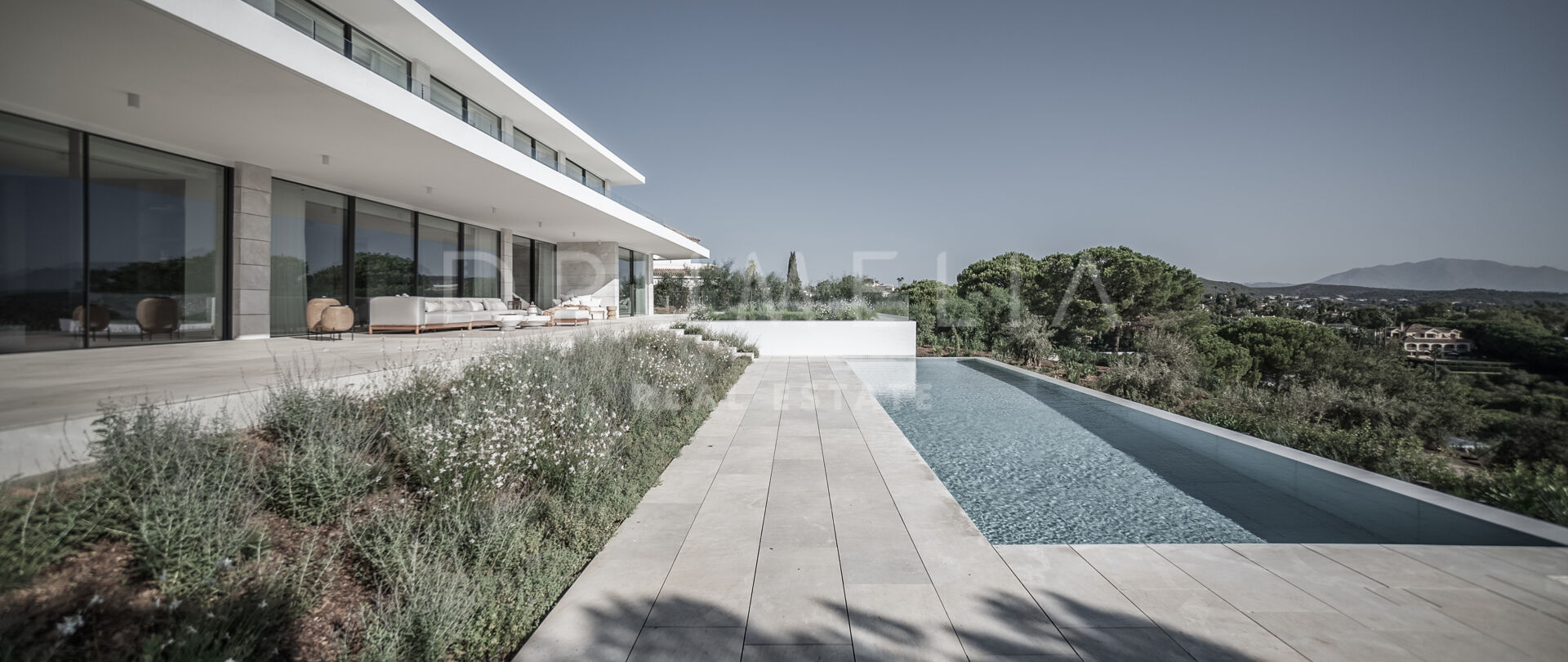 Villa de lujo a estrenar con interior lagom y vistas al mar y al golf, Almenara Golf, Sotogrande