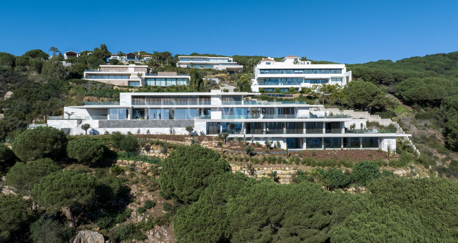 Preciosa gran villa a estrenar con vistas al mar y a la costa en La Reserva de Sotogrande