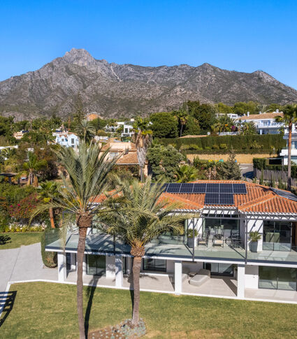 Villa moderne entièrement rénovée avec vue sur la mer et les montagnes à Nagüeles, Marbella.