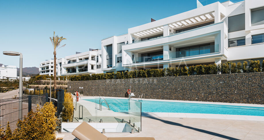 Impresionante ático a estrenar con preciosas vistas al mar y al golf en Santa Clara Golf, Marbella.