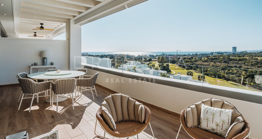 Impresionante ático a estrenar con preciosas vistas al mar y al golf en Santa Clara Golf, Marbella.