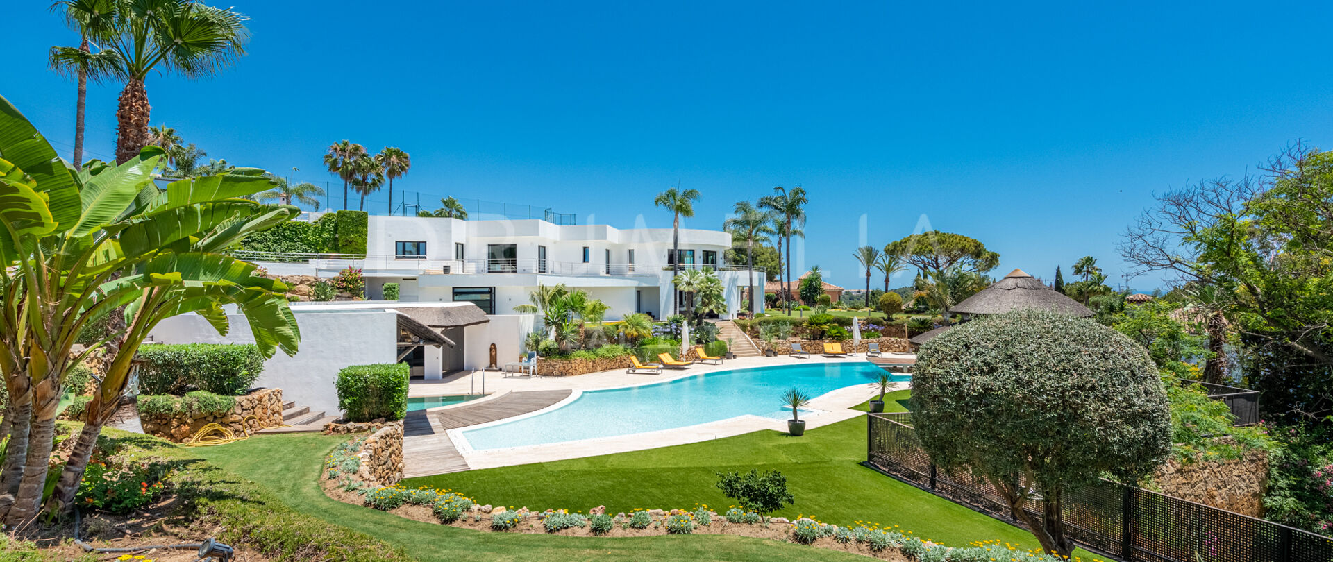 Prächtige Designervilla mit Meerblick, Tennisplatz und Pools, Las Chapas, Marbella Ost