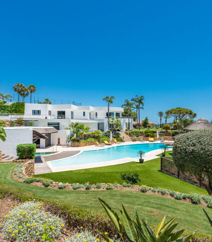 Prächtige Designervilla mit Meerblick, Tennisplatz und Pools, Las Chapas, Marbella Ost