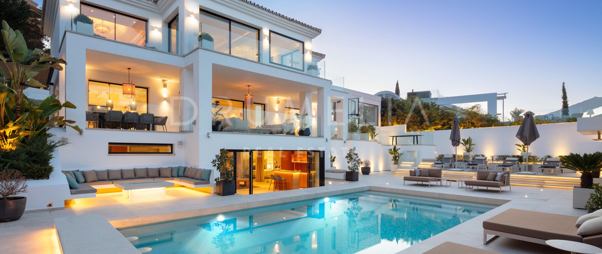 Nest 28 - Elegant renoverad villa med fantastisk utsikt över golf och berg i Nueva Andalucía, Marbella