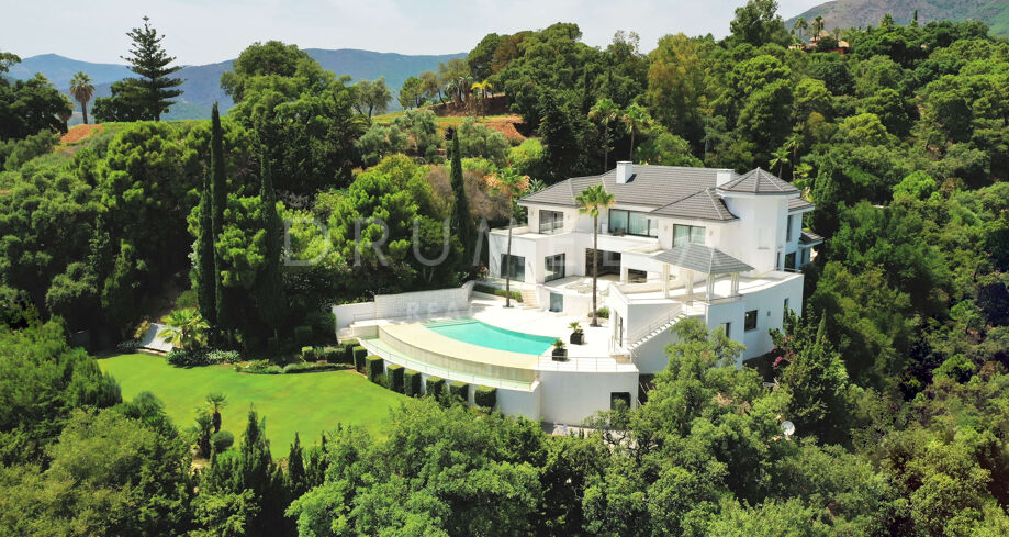 Imposante luxe villa met uitzicht op zee in het schitterende Zagaleta, Benahavis.