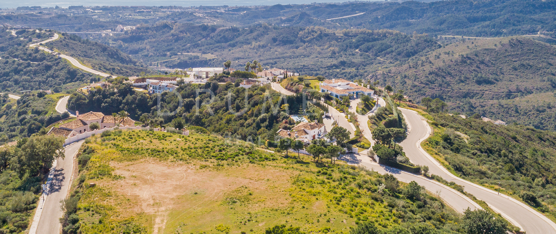 Огромный многоцелевой участок с панорамным видом на море и горы в «Montemayor»