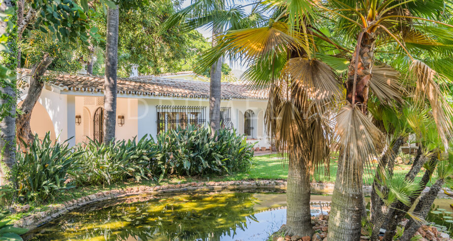 Charmante Luxus-Villa mit See, Pool und Cottage in Nagueles, Goldene Meile