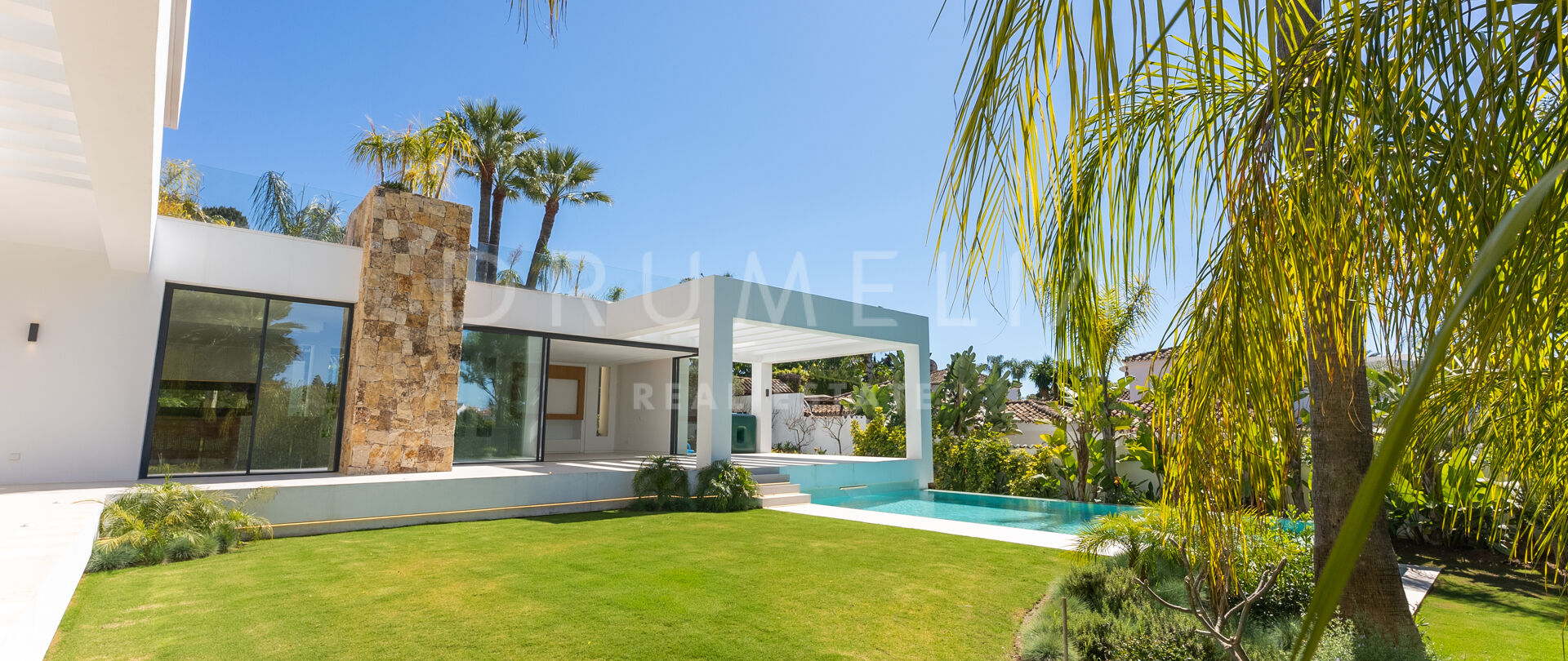 Villa de diseño único de estilo contemporáneo, en la Milla de Oro de Marbella