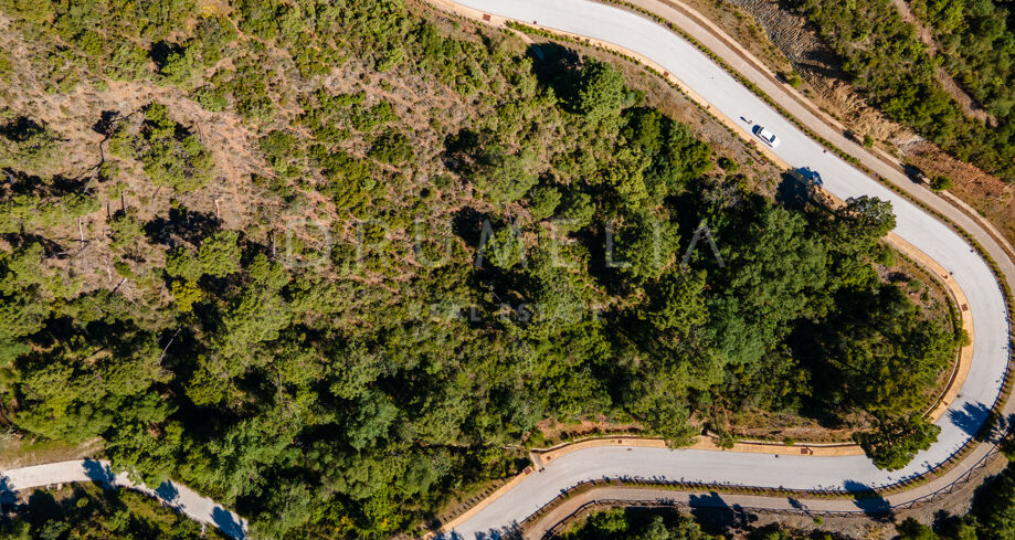 Отличный участок с видами на идиллическую природу в на продажу в элитной Загалете, Бенахавис