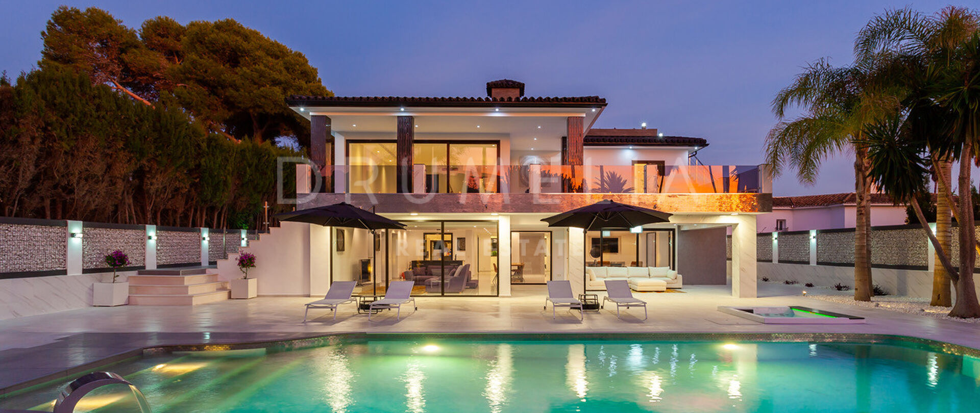 INDRUKWEKKENDE GERENOVEERDE LUXE VILLA AAN ZEE IN LOS MONTEROS