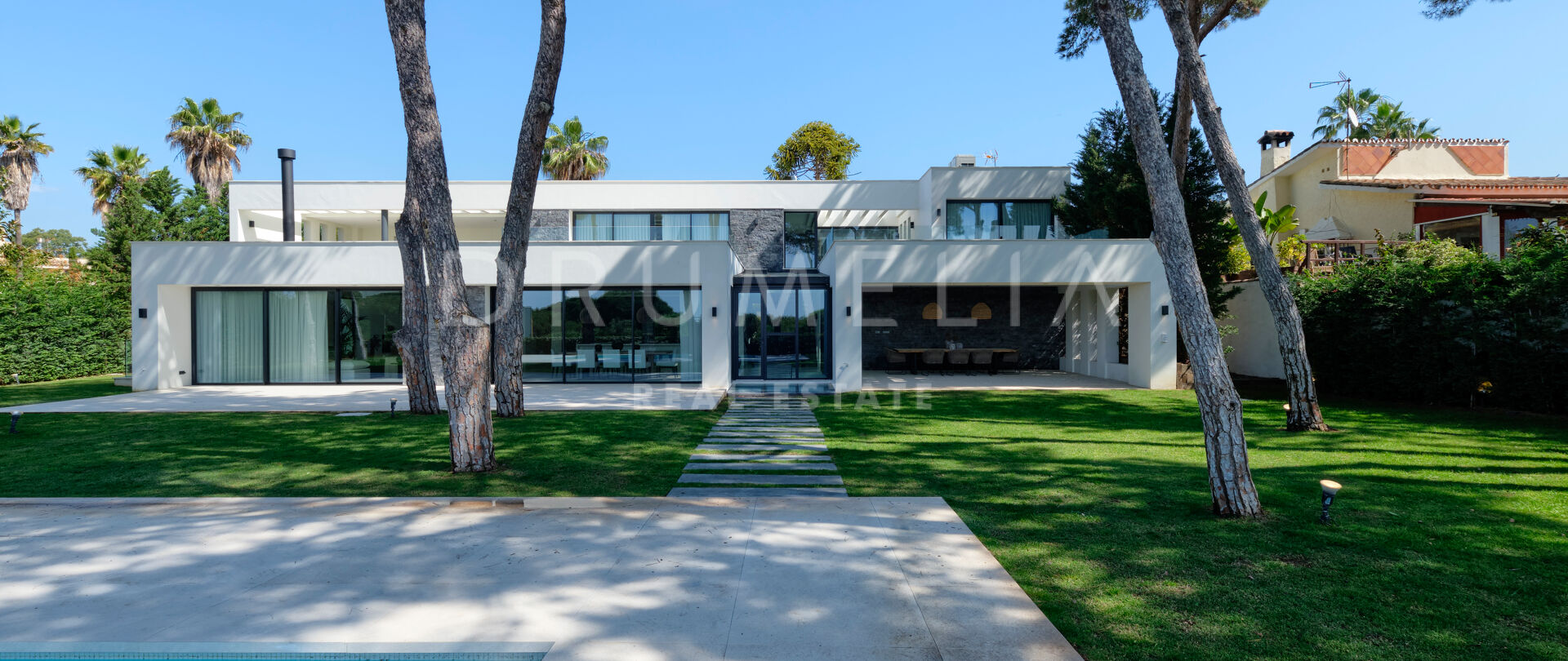 Nieuwe moderne chique villa van topkwaliteit aan het strand in Cabopino, Marbella Oost