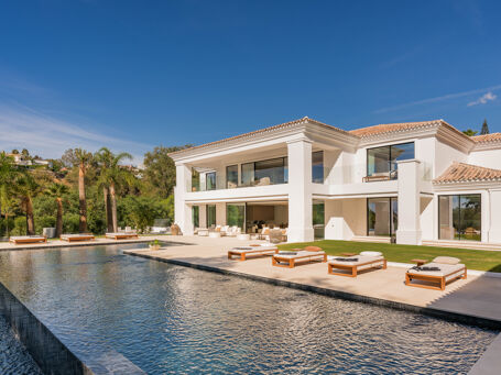 State-of-the-art new modern luxury villa with partial sea and golf view in La Quinta, Benahavís