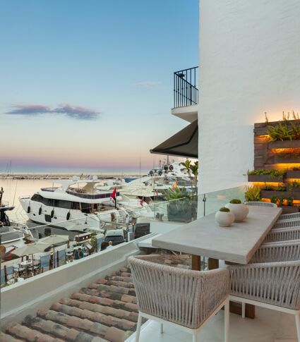 Superb modern luxury apartment with views to the Mediterranean Sea, Puerto Banus, Marbella