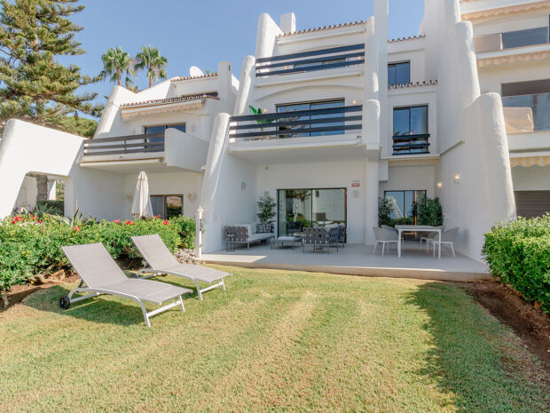 Preciosa adosada reformada en el primera linea de playa en Coral Beach. Marbella