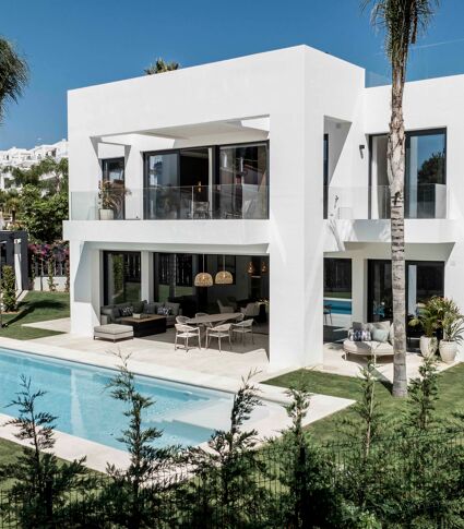 Villa moderna de nueva construcción en El Campanario, Nueva Milla de Oro, con piscina privada, solárium en la azotea y vistas a la montaña.