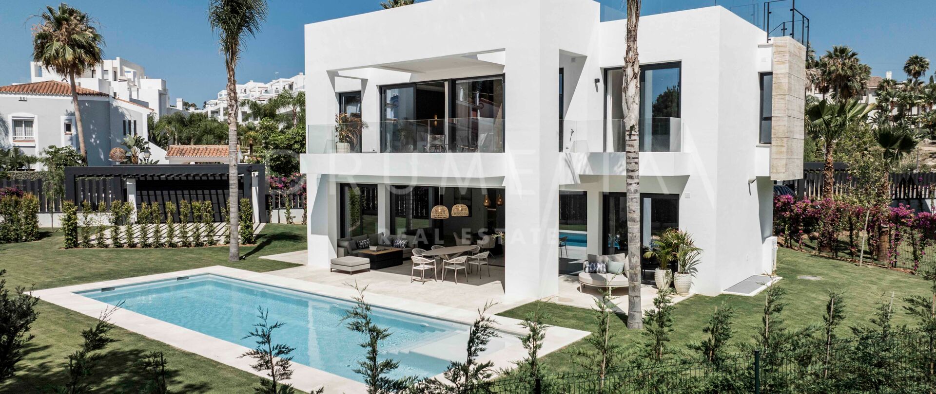 Villa moderna de nueva construcción en El Campanario, Nueva Milla de Oro, con piscina privada, solárium en la azotea y vistas a la montaña.