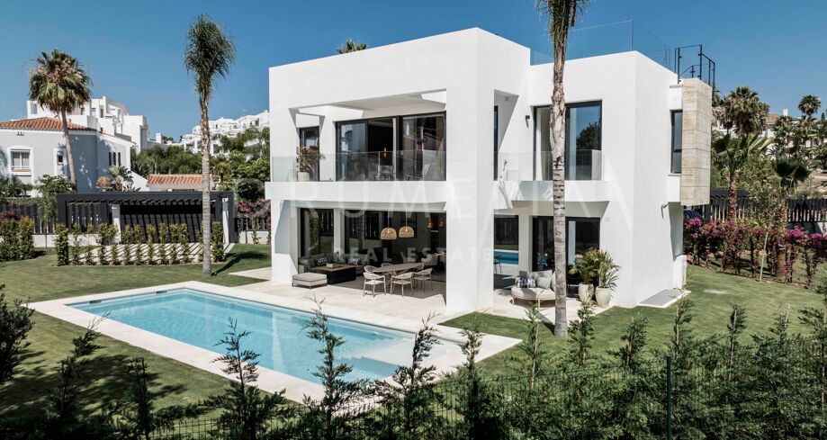Nieuwgebouwde moderne villa in El Campanario, New Golden Mile, met privézwembad, dakterras en uitzicht op de bergen.