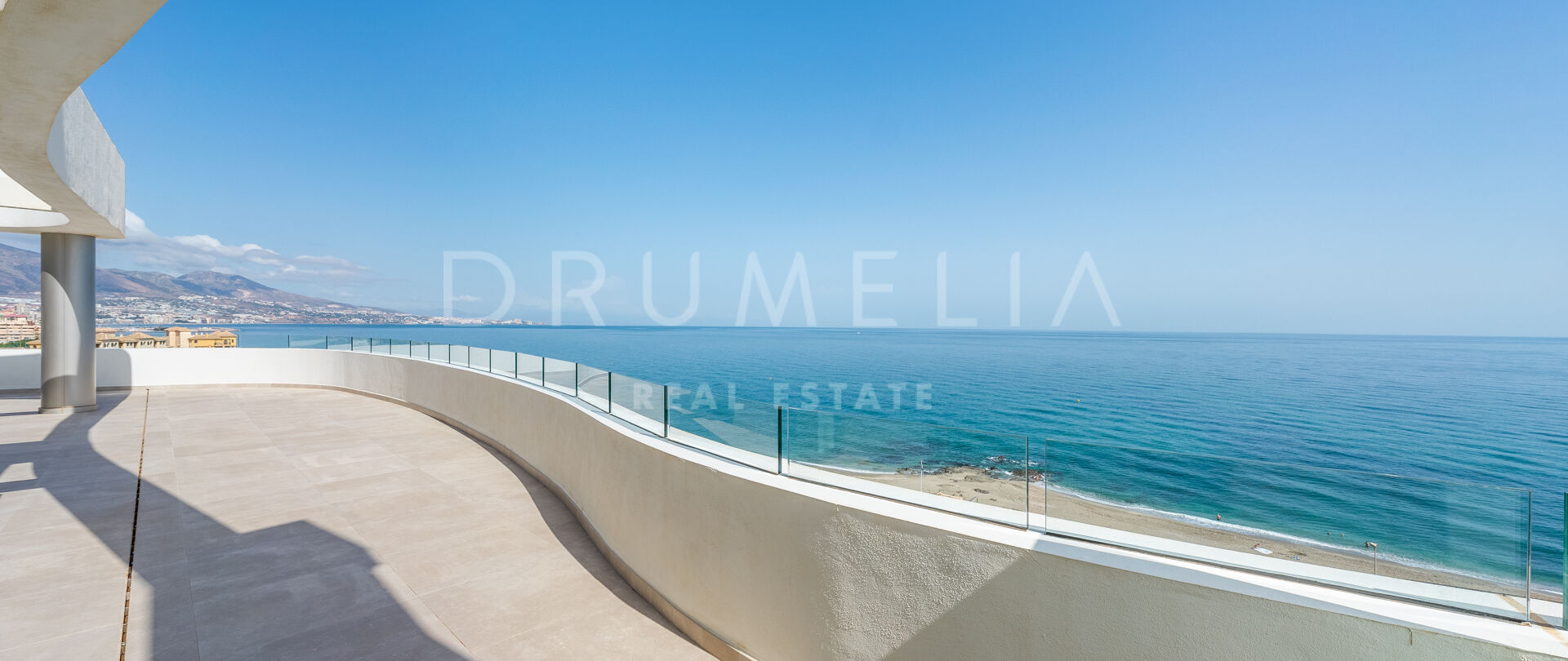 Modern luxe penthouse aan het strand met dompelbad en prachtig vrij uitzicht op zee