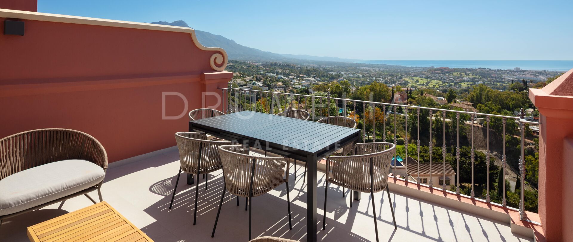 Отличный пентхаус-дуплекс с впечатляющим видом на море, Monte Halcones,Бенахавис