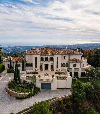 Majestic mansion house with stunning views of the sea and the mountains in La Zagaleta, Benahavís