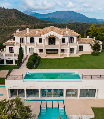 Majestic mansion house with stunning views of the sea and the mountains in La Zagaleta, Benahavís