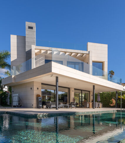 Atemberaubende moderne Villa mit Panoramablick auf die Berge in Nueva Andalucía