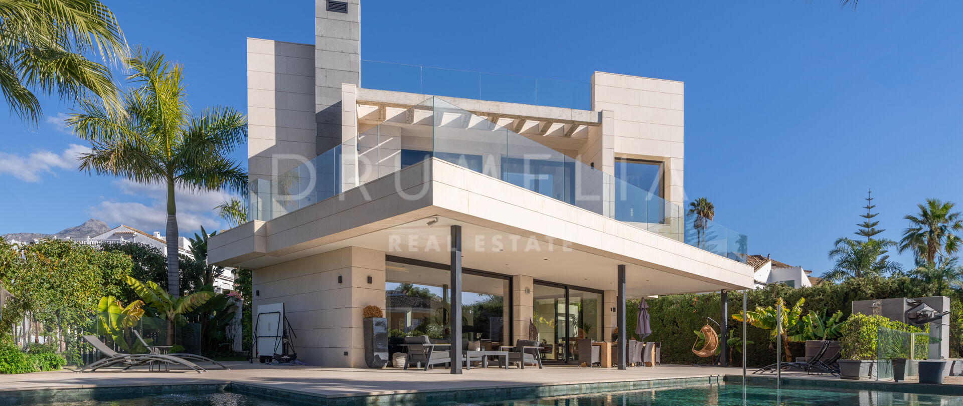 Fantastisk modern villa med panoramautsikt över bergen i Nueva Andalucía