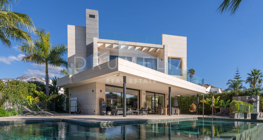 Superbe villa contemporaine avec vue panoramique sur la montagne à Nueva Andalucía