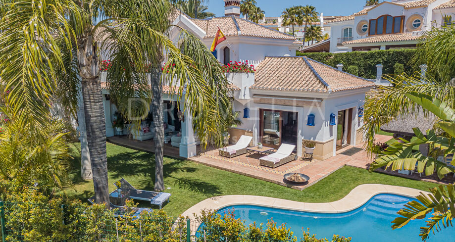 Stijlvol High-End familiehuis aan het strand in Bahia de Marbella, Marbella Oost