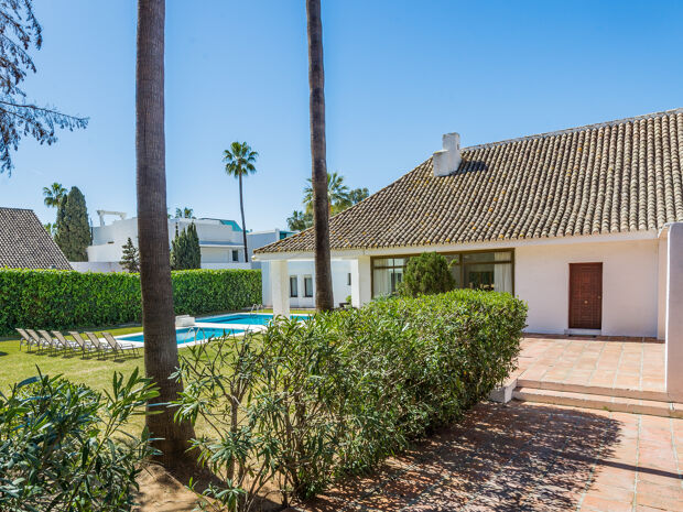 Lyxvilla vid stranden med modern inredning, Villa Marina, Puerto Banus